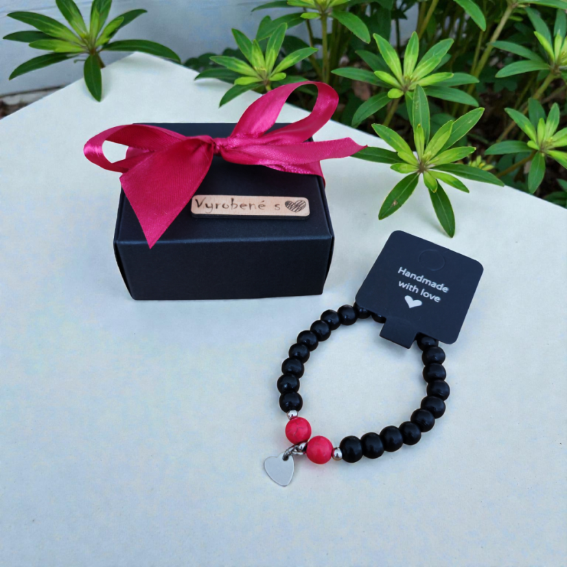 Dámsky čierny náramok s medzidielmi, s visiacim srdiečkom a dvoma červenými korálkami, s darčekovou krabičkou.