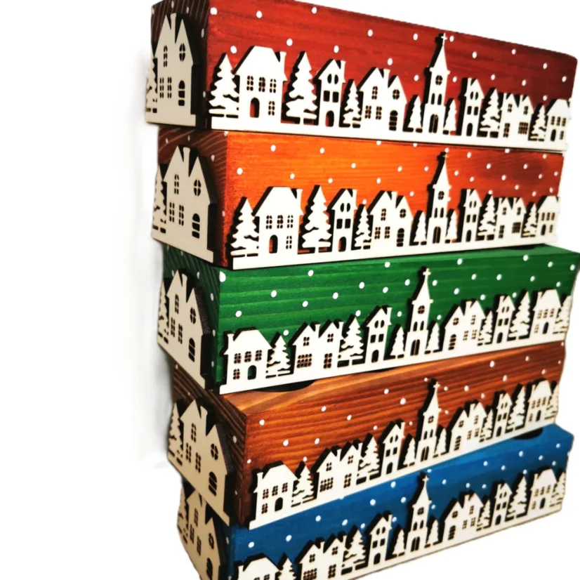 Vianočné adventné svietniky z dreva v rôznych odieňoch lazúr, zdobené výrezmi bielou zasneženou krajinkou kolom dokola