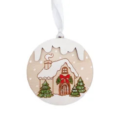 Drevená ozdoba na stromček s gravírovaným a ručne maľovaným zasneženým domčekom s ihličnatými stromčekmi.