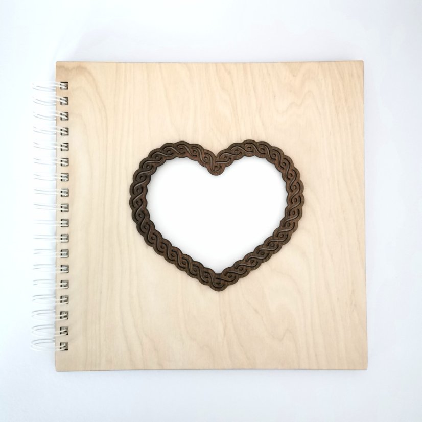 Drevený personalizovaný album s veľkým výrezom v tvare srdca s hnedým orámovaním.