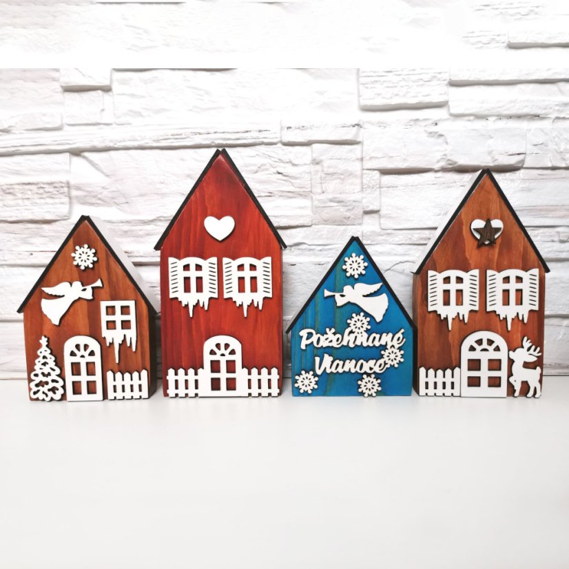 Štyri drevené domčeky v rôznych odtieňoch lazúr, zdobené bielymi výrezmi s vianočnými a zimnými motívmi.