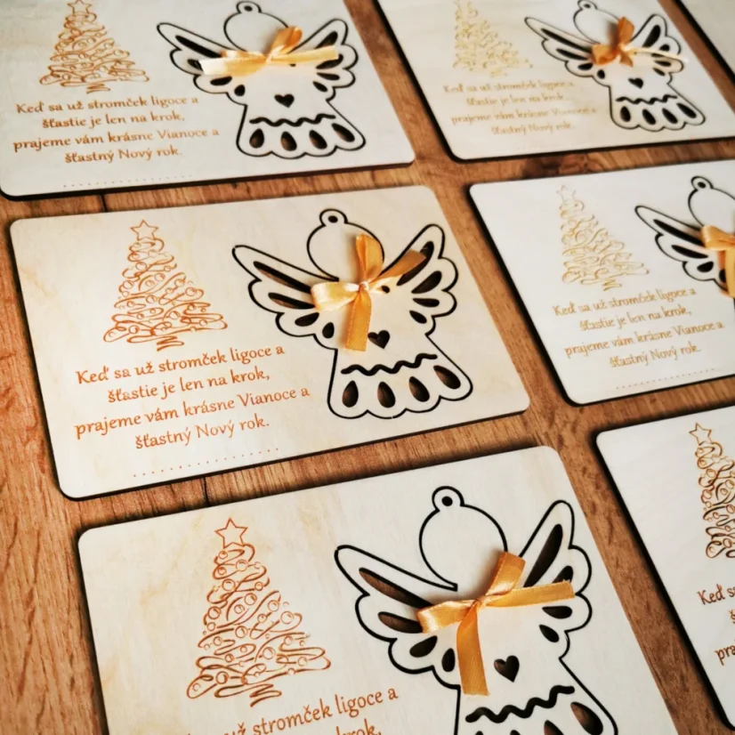 Vianočné pohľadnice s vlastným gravírovaným textom a venovaním, s vyberateľnou ozdobou anjela.