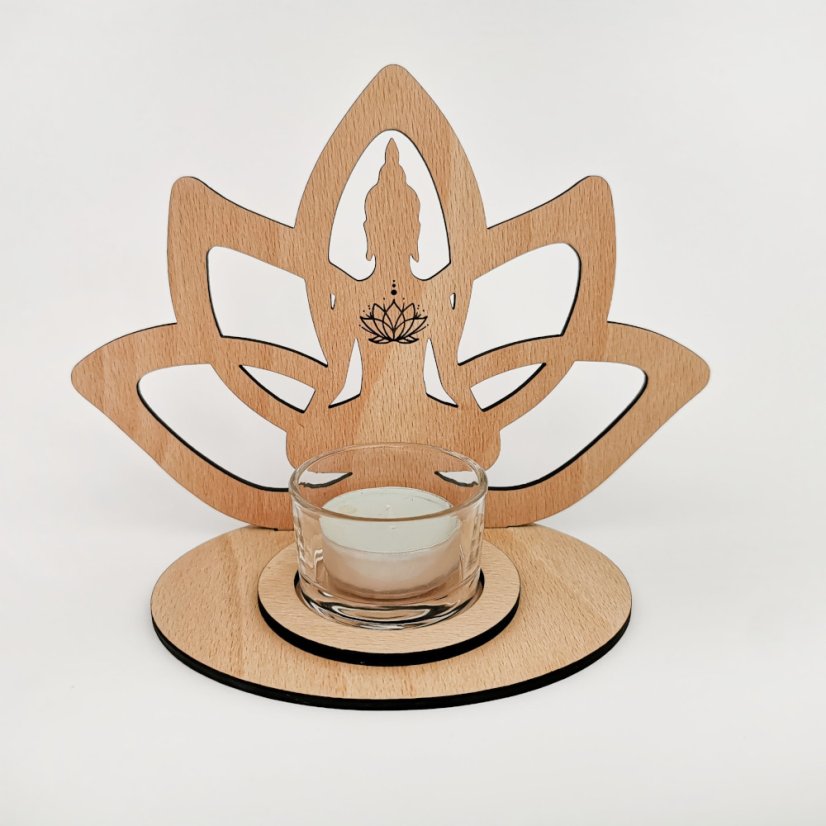 Drevený svietnik v tvare lotosového kvetu so sediacou ženou z bukového materiálu, prírodný odtieň.