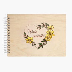 Drevený fotoalbum s kvetmi do tvaru srdca v ktorom je gravírovaný text „Vaše vnúčatá“