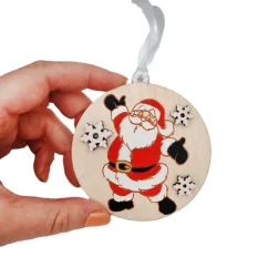 Drevená ozdoba na stromček s maľovaným Santa Clausom a bielymi vločkami. Drevená ozdoba na stromček s maľovaným Santa Clausom a bielymi vločkami.