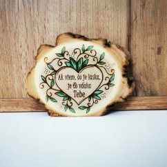 Stojaci krúžok z agátu s gravírovaným textom "Ak viem čo je láska, je to vďaka Tebe", v strede gravírovaného srdca ozdobeného maľovanými zelenými lístkami.