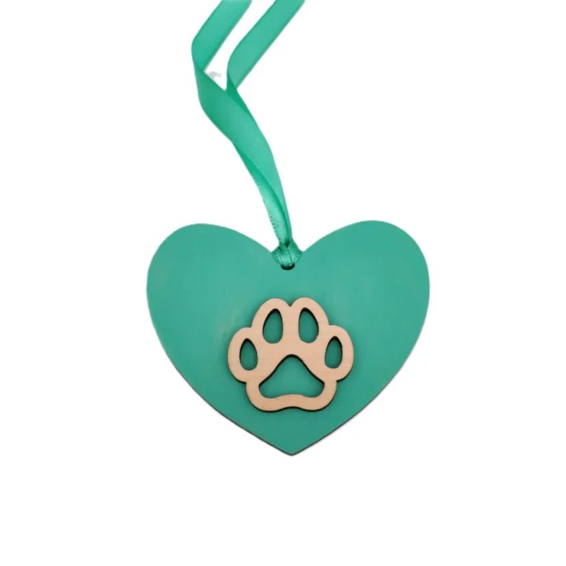 Drevená mentolová ozdoba v tvare srdca s prírodným dreveným výrezom labky, stuha v mentolovej farbe.
