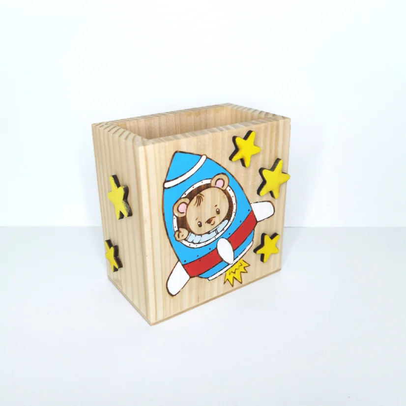 Drevený stojan na pastelky s menom - motív vesmírna raketa