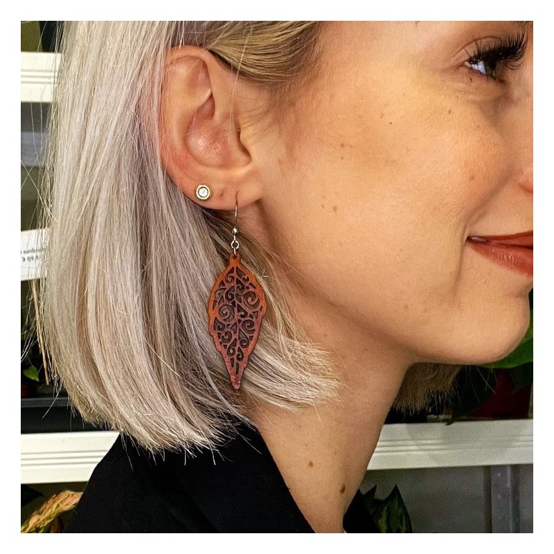 Drevené náušnice listy s ornamentami