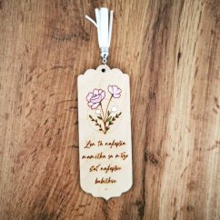 Drevená záložka do knihy, s maľovanými kvetmi, gravírovaným textom "Len tá najlepšia mamička sa môže stať najlepšou babičkou..." a bielym strapcom.