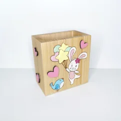 Drevený stojan na pastelky s menom - motív Zajačik