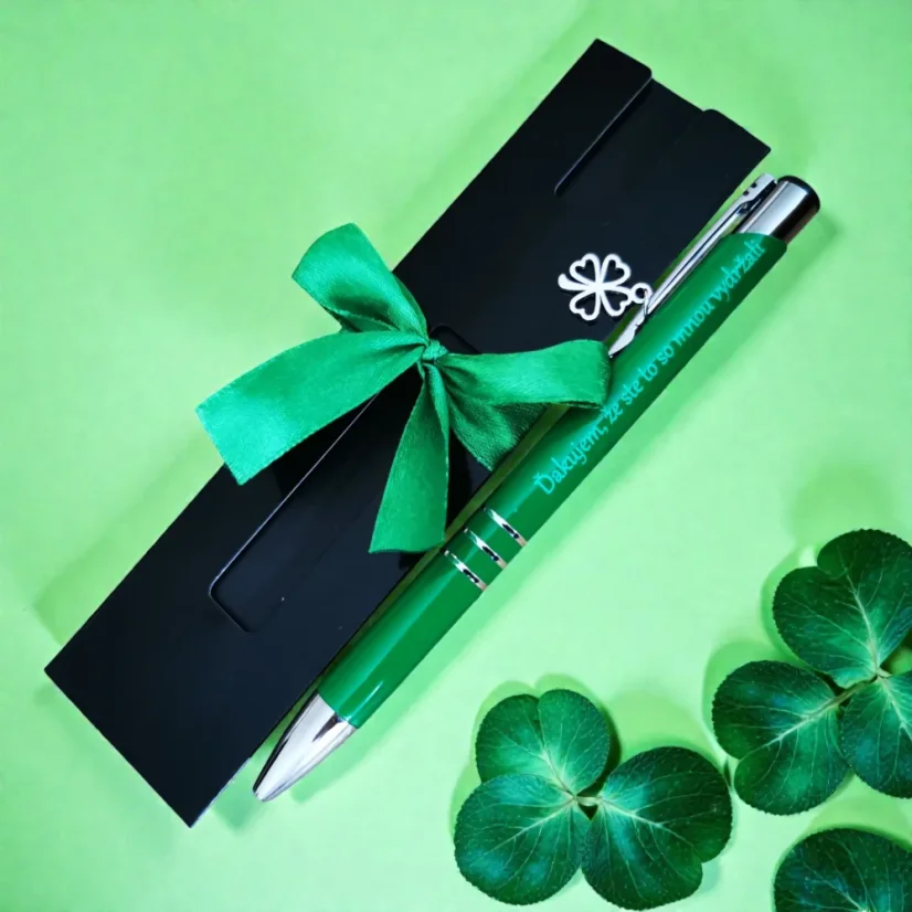 Zelené pero v darčekovom balení s textom "Ďakujem, že ste to so mnou vydržali".