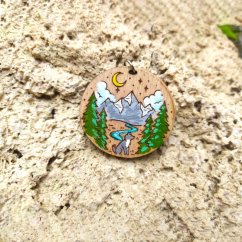 Drevený prívesok Vlk v horách