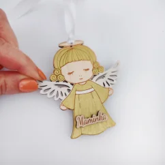 Drevená personalizovaná ozdoba anjela v zlatom, s menom a stuhou.