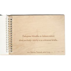 Zadná vnútorná strana dreveného albumu s vlastným venovaním.