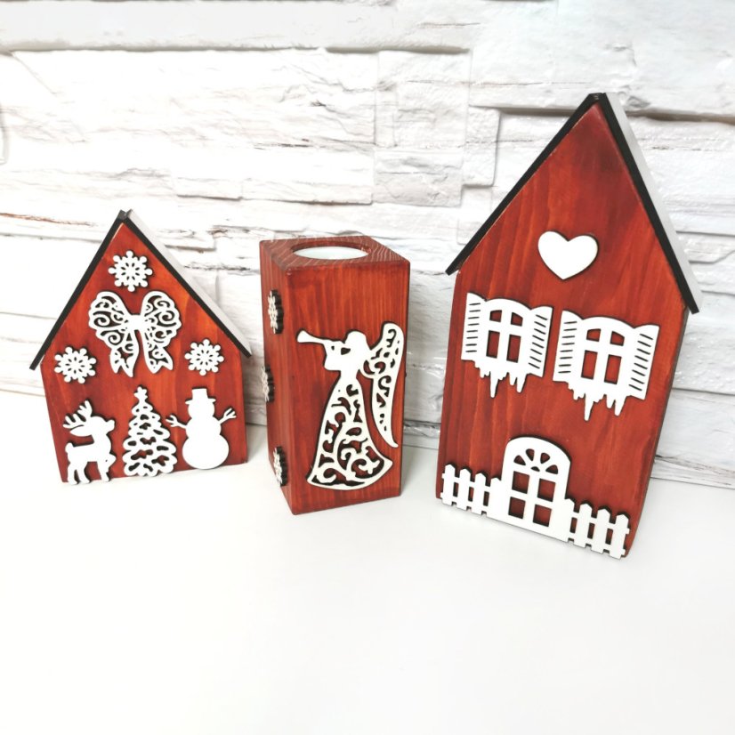 Dva drevené domčeky v gaštanovej lazúre a k nim zladený svietnik, ktorý je zdobený anjelom a vločkami kolom dokola.