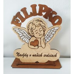 Spomienková drevená dekorácia s anjelom, textom "Navždy v našich srdciach" a menom v podstave - ručne maľované detaily hnedou lazúrou.