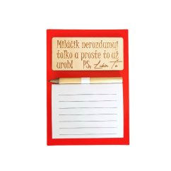 Červená magnetická tabuľka na chladničku s malým poznámkovým blokom, ceruzkou a drevenou tabuľkou s vtipným textom.
