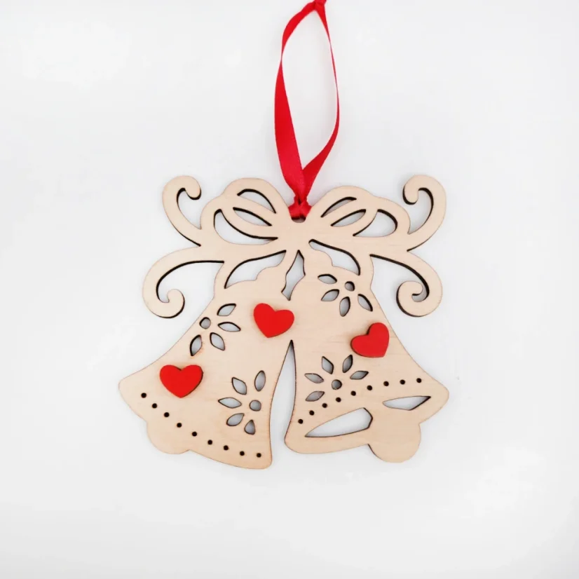 Drevená vianočná ozdoba v tvare zvončeka s červenými srdiečkami a stuhou.