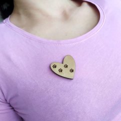 Drevená brošňa srdce s labkami