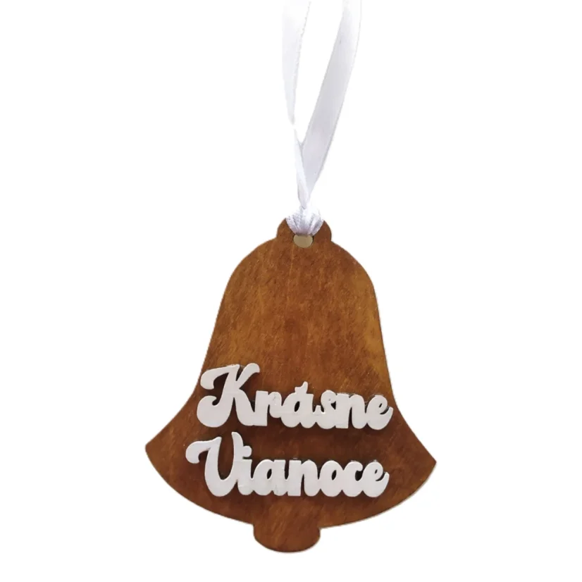 Hnedá drevená ozdoba v tvare zvončeka s bielym výrezom nápisu "Krásne Vianoce" a s bielou stuhou.