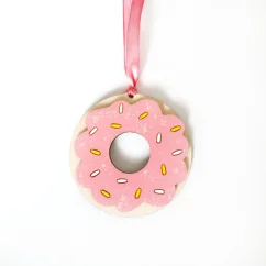 Drevená ozdoba na stromček - donut s ružovou polevou a farebnou posýpkou.