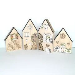 Masívne drevené domčeky zdobené výrezmi v rôznych farebných variáciách - okienka, kvety, strom, plot a s gravírovaným motivačným citátom.