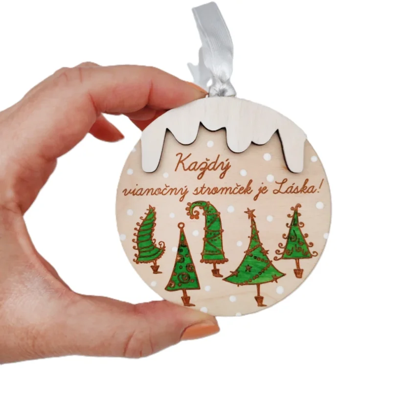 Drevená ozdoba na stromček s gravírovanými a ručne maľovanými stromčekmi a vianočným posolstvom - Každý vianočný stromček je láska. 