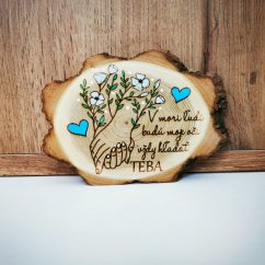 Stojaci krúžok z agátu s gravírovaným textom "V mori ľudí budú moje oči vždy hľadať TEBA.", s romantickým vyobrazením držiacich sa rúk, s bielymi kvetmi.