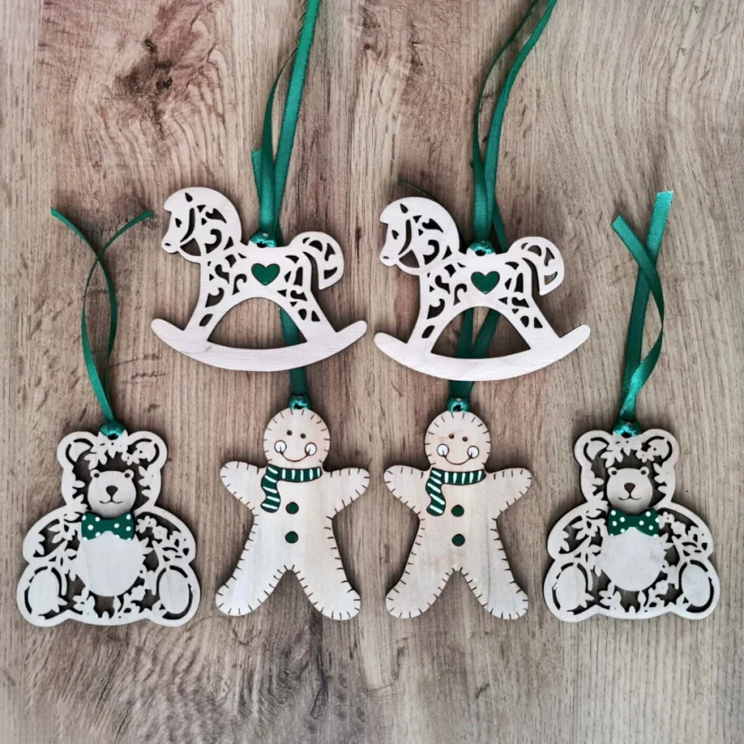 Sada drevených ozdôb na stromček - 2x húpací koník, 2x perníček, 2x macko s mašľou - zladené farebné detaily podľa želania.