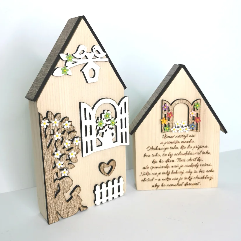 Masívne drevené domčeky zdobené výrezmi v rôznych farebných variáciách - okienka, strom, plot a s gravírovaným motivačným citátom.