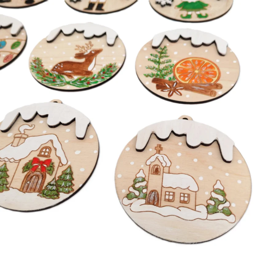 Drevené handmade ozdoby na stromček kostol.