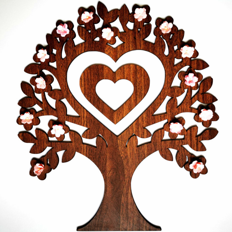 Drevený strom lásky s jemnými kvietkami na stenu.