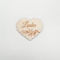 Drevené menovky na stôl v tvare srdca