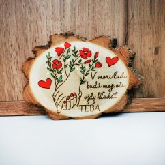 Stojaci krúžok z agátu s gravírovaným textom "V mori ľudí budú moje oči vždy hľadať TEBA.", s romantickým vyobrazením držiacich sa rúk, s červenými kvetmi.