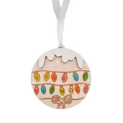 Drevená ozdoba na stromček s gravírovanými a ručne maľovanými tradičnými farebnými svetielkami s nápisom Veselé Vianoce.