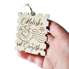 Vianočná kartička s menom na darček od Ježiška, súčasťou jutová šnúrka.