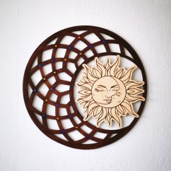 Drevená mandala na stenu s gravírovaným slnkom a mesiacom, ručne maľovaná tmavohnedou lazúrou.