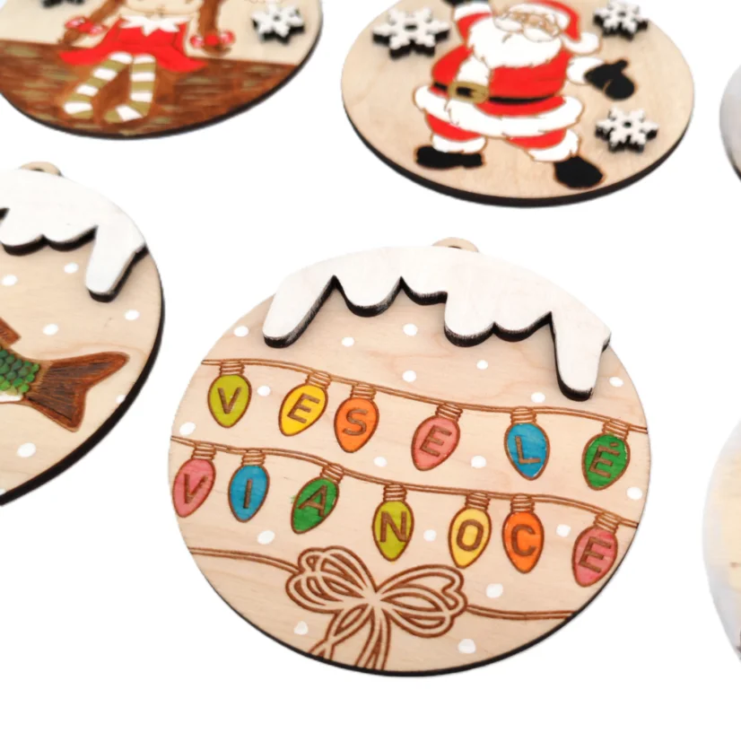 Drevené handmade ozdoby na stromček farebné svetielka.