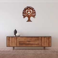 Drevený strom lásky s jemnými kvietkami na stenu - ukážka na stene.