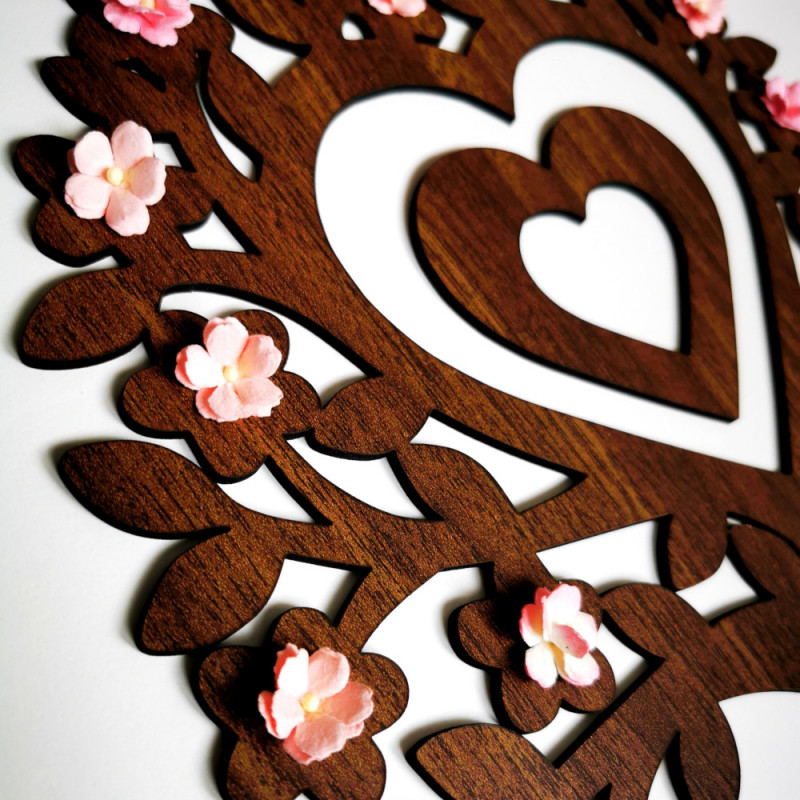 Drevený strom lásky s jemnými kvietkami na stenu.