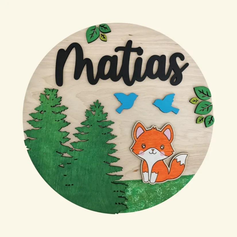 Chlapčenská okrúhla menovka s líškou, ihličnatými stromami a vtáčikmi.