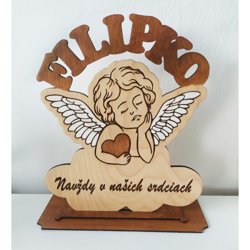 Spomienková drevená dekorácia s anjelom, textom "Navždy v našich srdciach" a menom v podstave - ručne maľované detaily hnedou lazúrou.