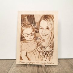 Drevená gravírovaná fotka s venovaním v drevenom stojane. Drevená gravírovaná fotka s venovaním v drevenom stojane.