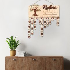 Drevený rodinný kalendár na stenu s citátom – prehľad narodenín a osláv - ukážka na stene.