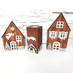 Drevený set dvoch domčekov a jedného svietnika v hnedej lazúre zdobený bielymi vianočnými výrezmi.