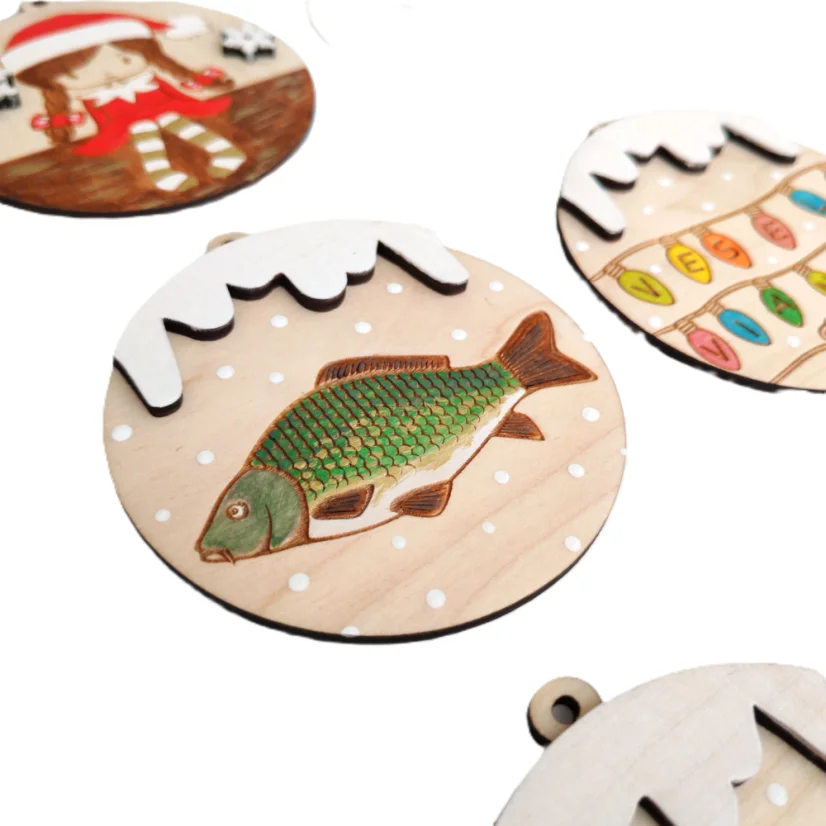 Drevené handmade ozdoby na stromček kapor.