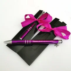 Fialové pero s gravírovaným textom "Ďakujem, že ste to so mnou vydržali :)", s príveskom kvetinky, v darčekovom balení. 