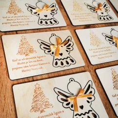 Vianočné pohľadnice s vlastným gravírovaným textom a venovaním, s vyberateľnou ozdobou anjela.