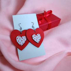 Červené visiace náušnice v tvare srdca s bodkami v darčekovom balení.